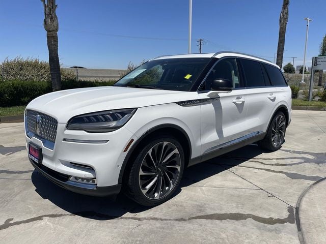 2020 Lincoln Aviator Reserve in Pristine White Metallic Tri-Coat — front three-quarter view