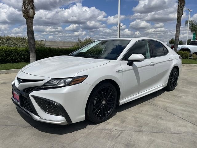 2021 Toyota Camry XSE Hybrid in Off-White — front three-quarter view